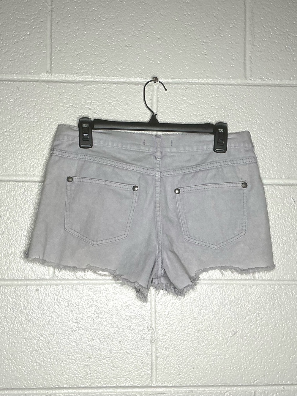 < Free People Lilac Cut-Off Mid Rise Shorts Size 27” > - Picture 3 of 3